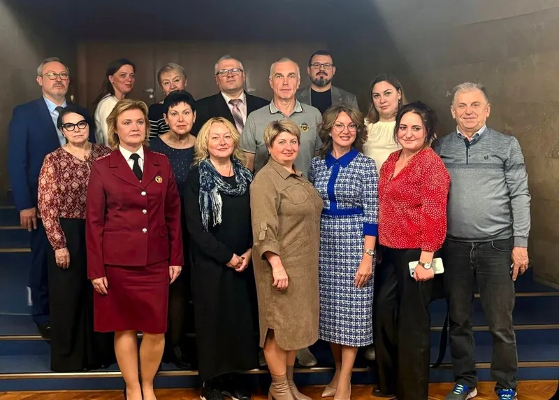 Участники профсоюзной встречи на групповой фотографии